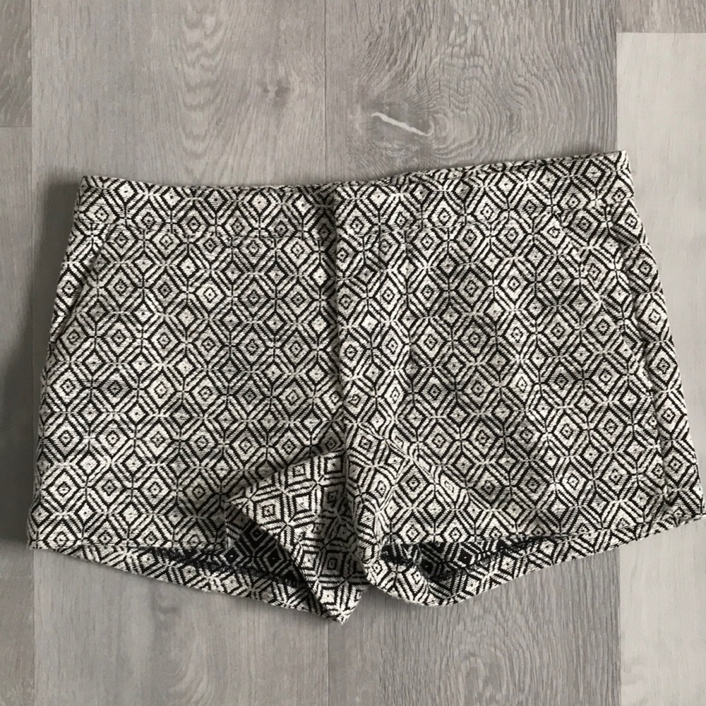 BANANA REPUBLIC TWEED SHORTS GEO PATTERN BLACK WHITE FLAT FRONT WOMENS 10